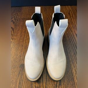 NWT TOMS Skylar Sahara Synthetic Nubuck/Matte Woven Boots. Size 5.